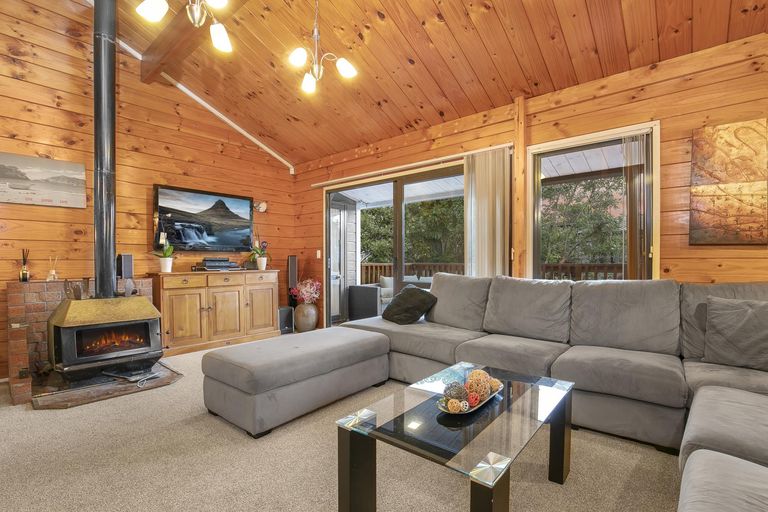 Photo of property in 22 Calluna Crescent, Totara Heights, Auckland, 2105