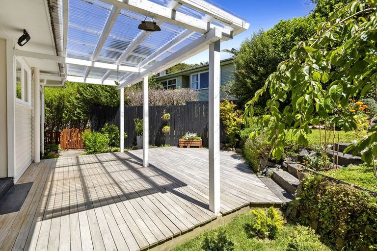 Photo of property in 28 Alwyn Place, Newlands, Wellington, 6037