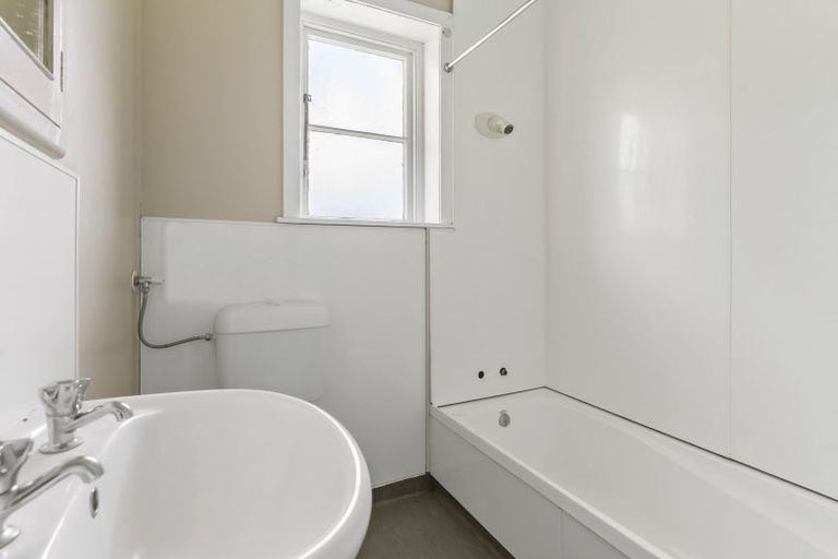 Photo of property in 48 Walmer Road, Point Chevalier, Auckland, 1022