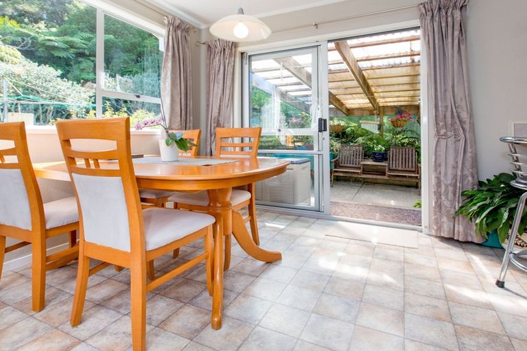 Photo of property in 68 Rauhuia Crescent, Parau, Auckland, 0604