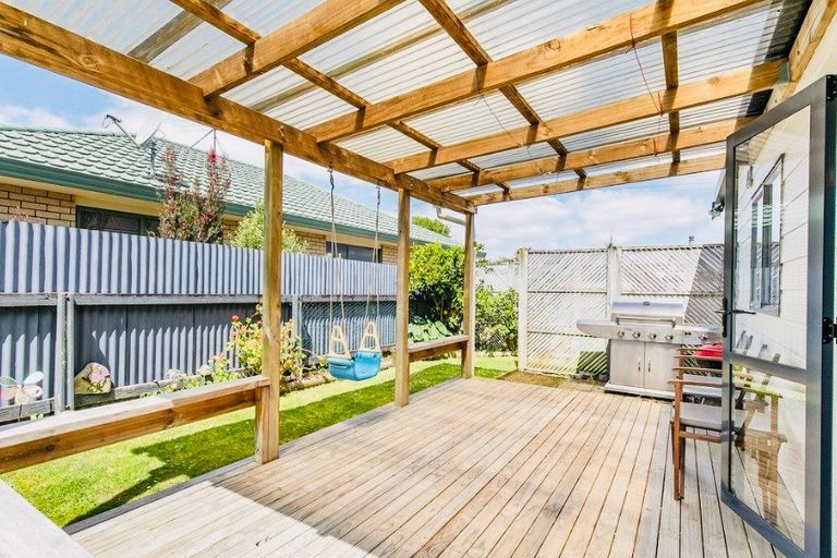 Photo of property in 2 Braeburn Place, Takanini, 2112