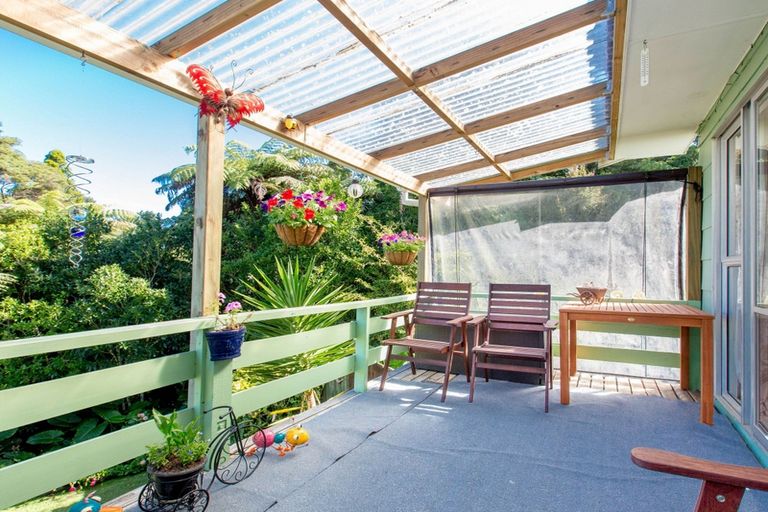 Photo of property in 68 Rauhuia Crescent, Parau, Auckland, 0604