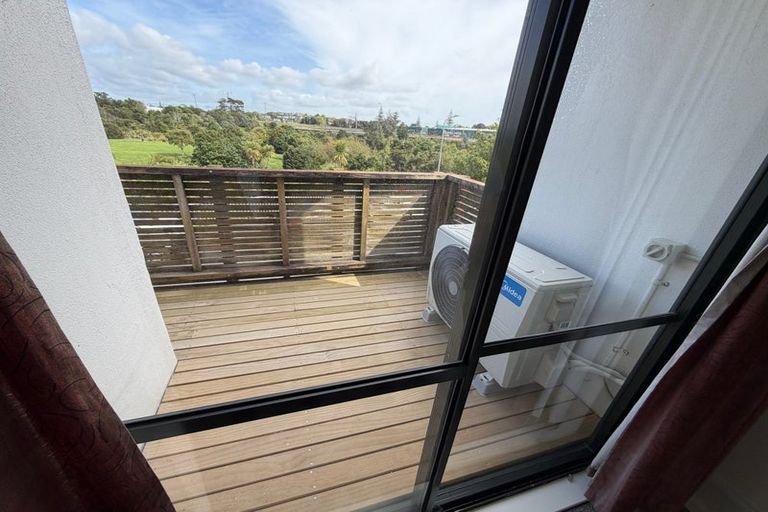 Photo of property in Lynn Park Terrace, 10/12 Ambrico Place, New Lynn, Auckland, 0600