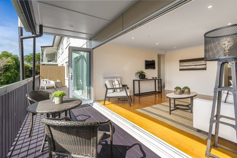 Photo of property in 2/29 Pupuke Road, Takapuna, Auckland, 0622