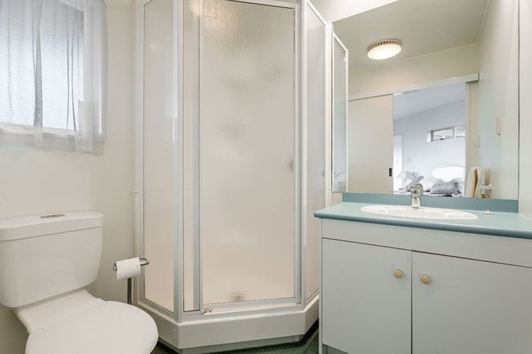 Photo of property in 35 Oakpark Place, West Harbour, Auckland, 0618