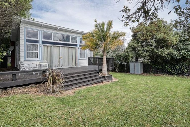 Photo of property in 140 Edmonton Road, Te Atatu South, Auckland, 0610