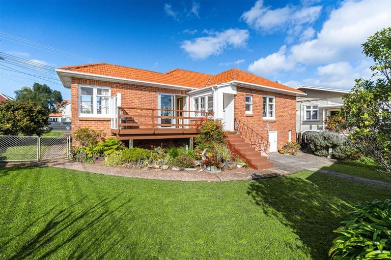 Photo of property in 52 Old Lake Road, Narrow Neck, Auckland, 0624