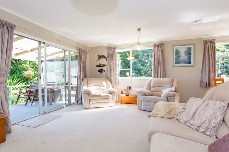 Photo of property in 68 Rauhuia Crescent, Parau, Auckland, 0604