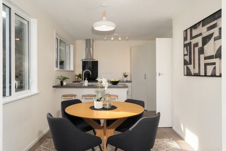 Photo of property in 8 Brooker Grove, Newlands, Wellington, 6037