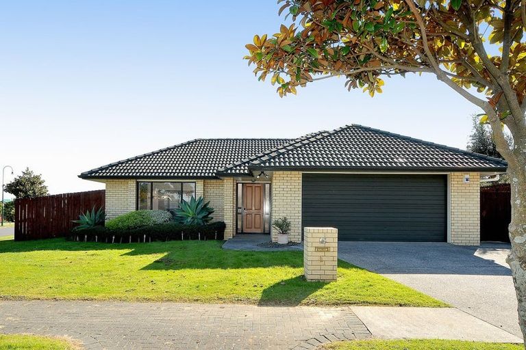 Photo of property in 2 Ridgefield Lane, East Tamaki Heights, Auckland, 2016