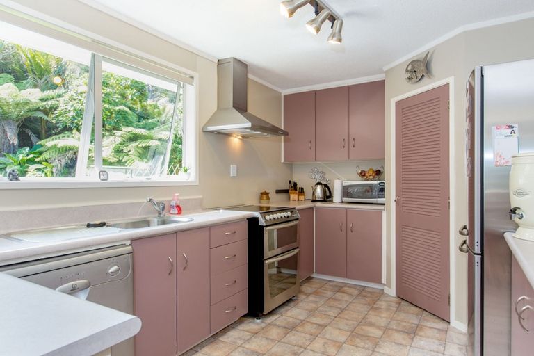 Photo of property in 68 Rauhuia Crescent, Parau, Auckland, 0604