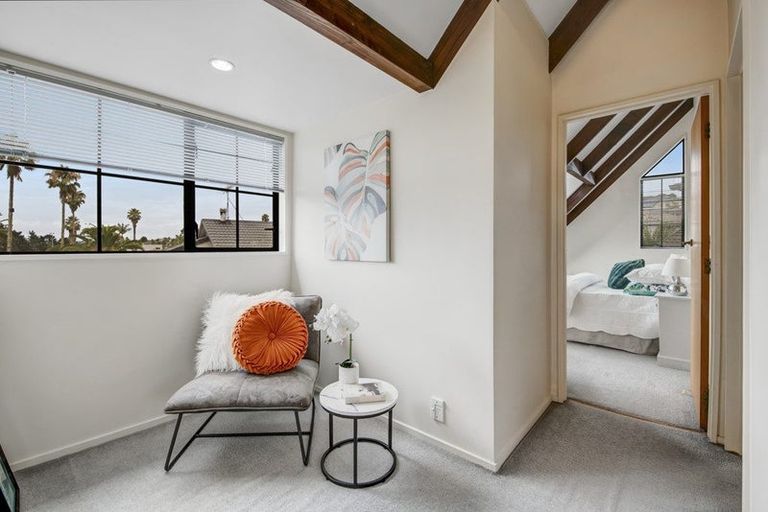 Photo of property in 9 St Lucia Place, Unsworth Heights, Auckland, 0632