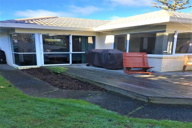 Photo of property in 256 Vipond Road, Stanmore Bay, Whangaparaoa, 0932