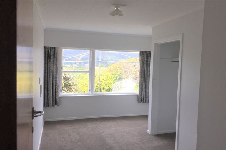 Photo of property in 38 Saint Johns Terrace, Tawa, Wellington, 5028