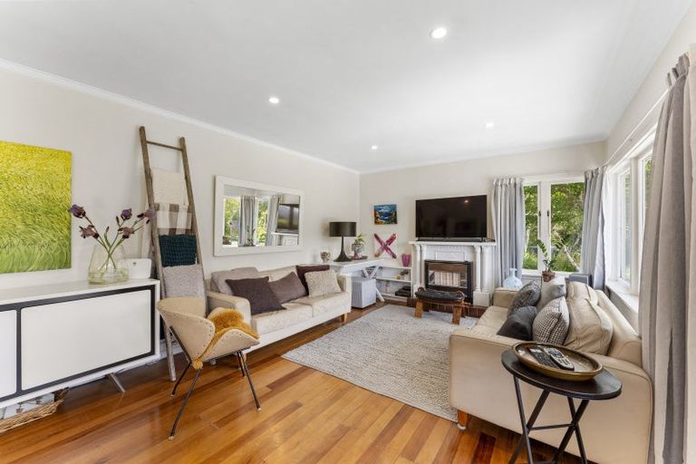 Photo of property in 33 Jocelyn Crescent, Pinehaven, Upper Hutt, 5019