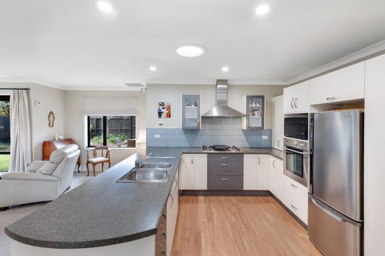 Photo of property in 8 Gwen Place, Redwood, Christchurch, 8051
