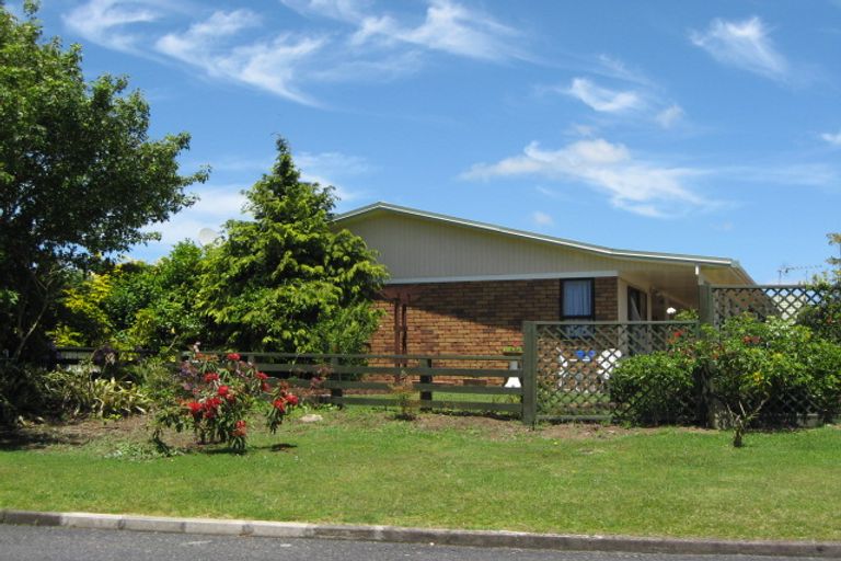 Photo of property in 28 Taihiki Road, Clarks Beach, 2122