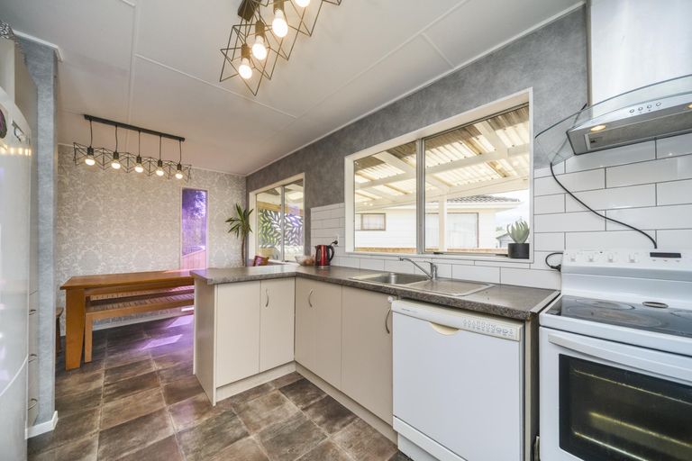 Photo of property in 28 Branigan Parade, Kelvin Grove, Palmerston North, 4414