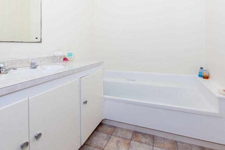 Photo of property in 68 Rauhuia Crescent, Parau, Auckland, 0604