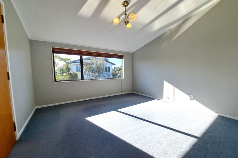 Photo of property in 6 Delisle Place, Windsor Park, Auckland, 0632