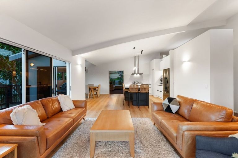 Photo of property in 10 Baulcomb Parade, Windsor Park, Auckland, 0632