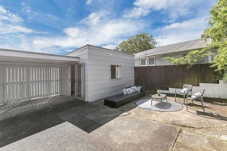 Photo of property in 1/25 Peach Road, Glenfield, Auckland, 0629
