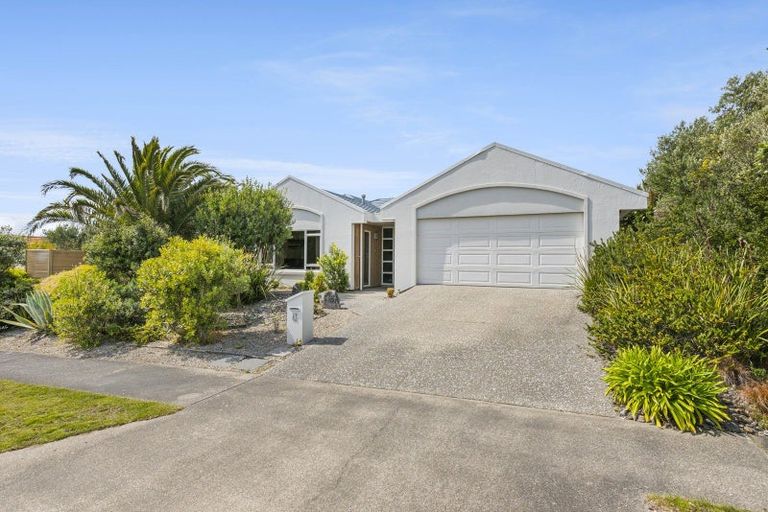 Photo of property in 43 Quadrant Heights, Paraparaumu, 5032