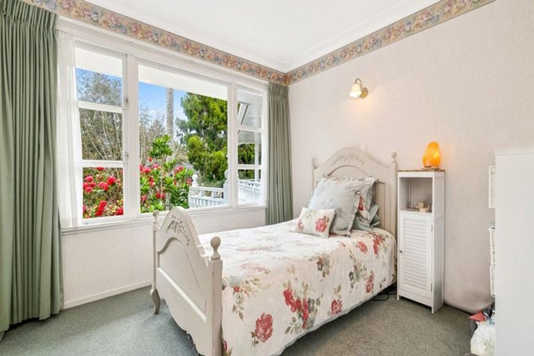 Photo of property in 32 Deane Avenue, Titirangi, Auckland, 0604