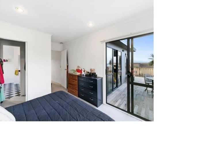 Photo of property in 4 Forbes Lane, Newlands, Wellington, 6037