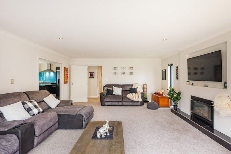 Photo of property in 5 D'urville Place, Kelvin Grove, Palmerston North, 4414
