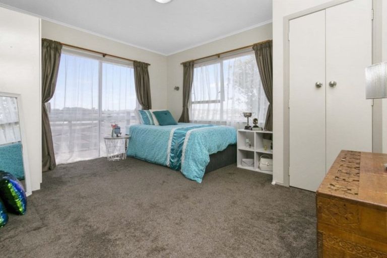 Photo of property in 40 Challen Close, Conifer Grove, Takanini, 2112