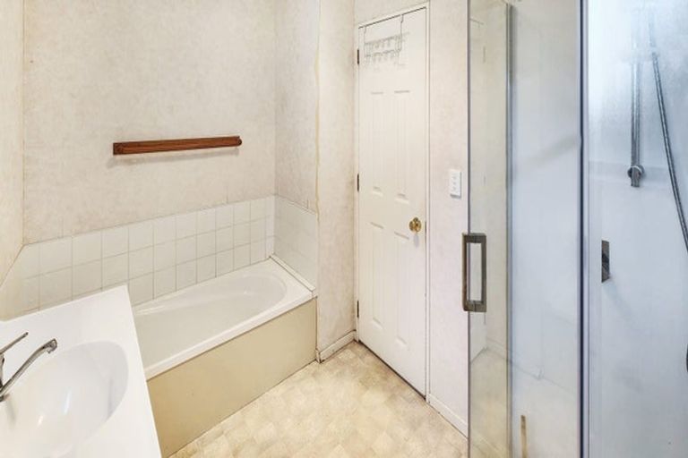 Photo of property in 50 De Havilland Drive, Goodwood Heights, Auckland, 2105