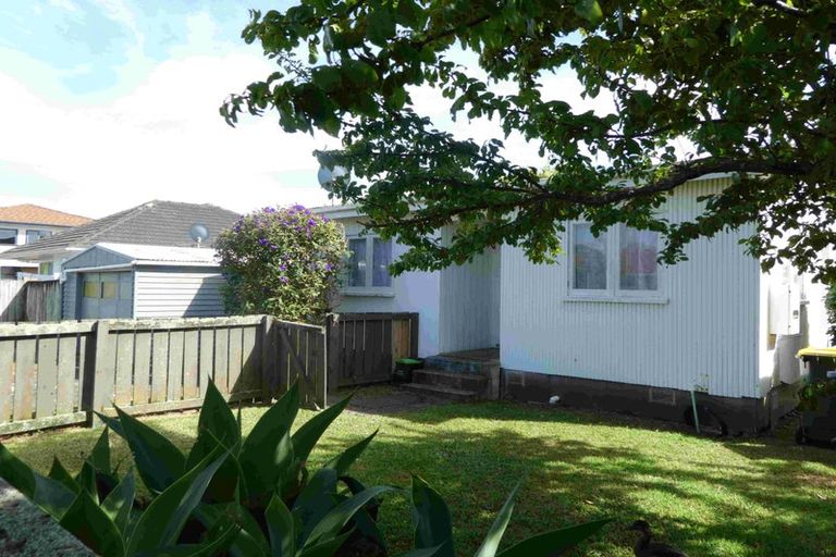 Photo of property in 1 Kiernan Place, Kelston, Auckland, 0602