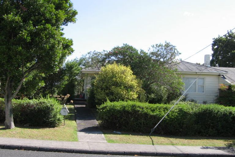 Photo of property in 15 Cleve Road, Green Bay, Auckland, 0604