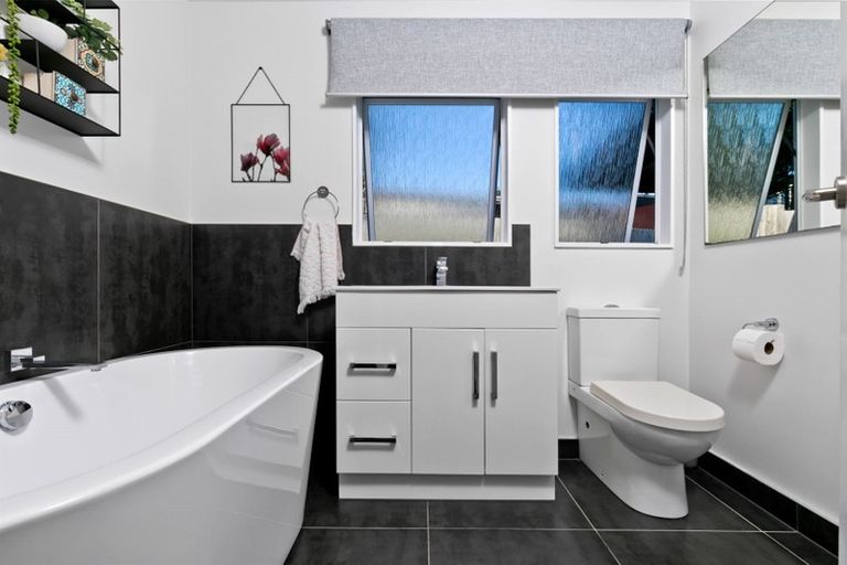 Photo of property in 14 Sarajevo Place, Massey, Auckland, 0614