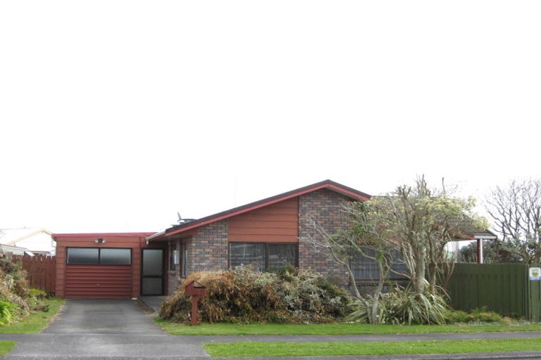 Photo of property in 2 John Guthrie Place, Merrilands, New Plymouth, 4312