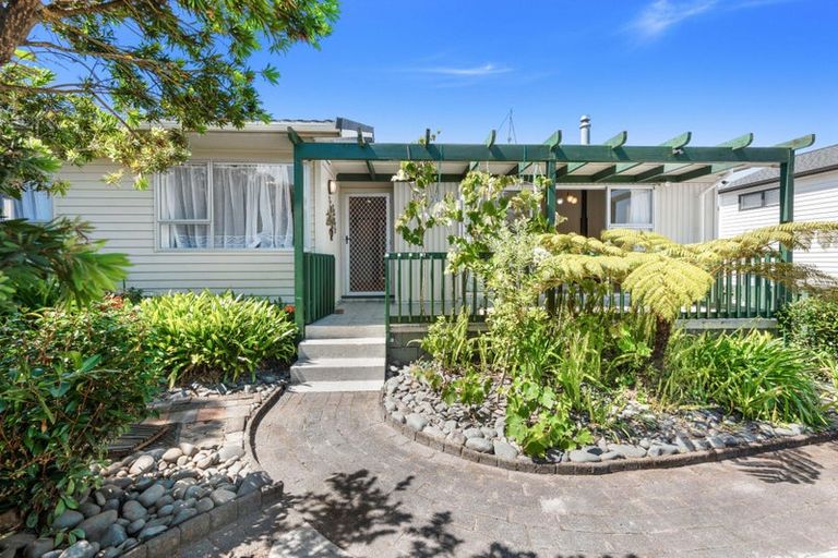 Photo of property in 10 Borrowdace Avenue, Botany Downs, Auckland, 2010