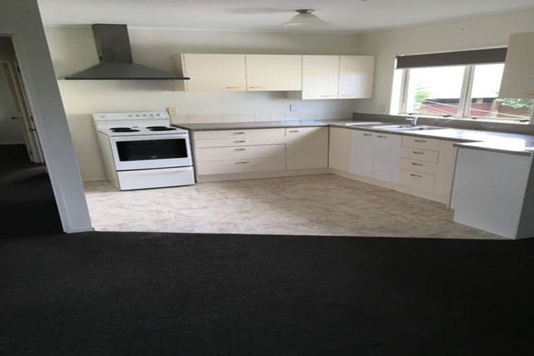 Photo of property in 37 Chatsworth Crescent, Pakuranga Heights, Auckland, 2010
