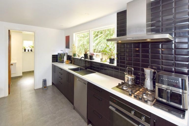 Photo of property in 64 Hawkhurst Road, Lyttelton, 8082