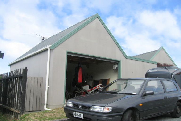Photo of property in 8 Cobar Close, Maupuia, Wellington, 6022