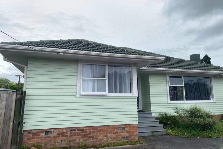 Photo of property in 90 Tirimoana Road, Te Atatu South, Auckland, 0602