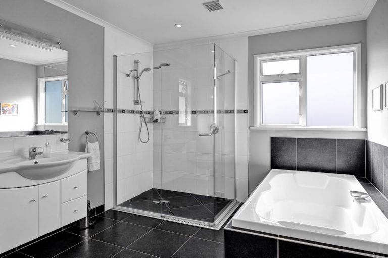 Photo of property in 15 Anderson Way, Highlands Park, New Plymouth, 4312