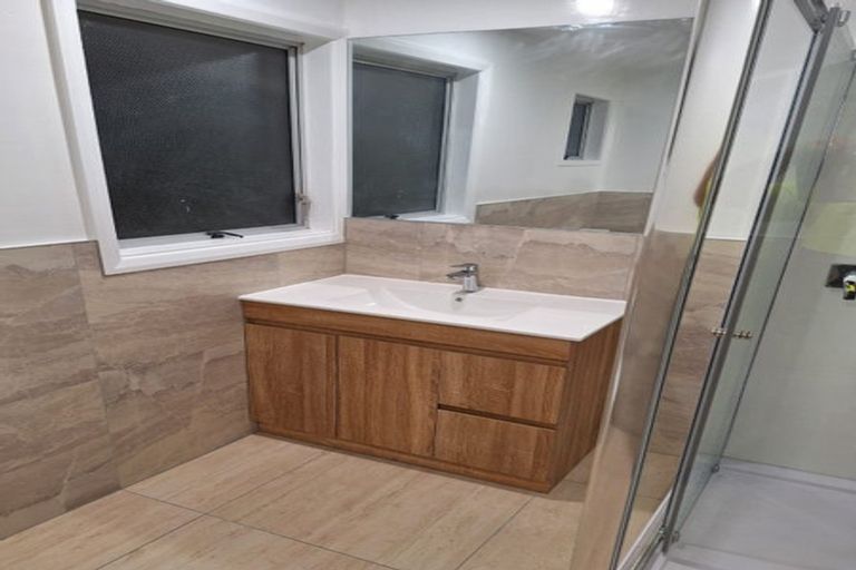 Photo of property in 2/56 Lavery Place, Sunnynook, Auckland, 0632