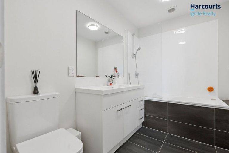 Photo of property in 11 Stitchbird Crescent, Papakura, 2110