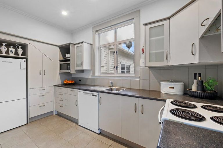 Photo of property in 13 Paynters Avenue, Strandon, New Plymouth, 4312