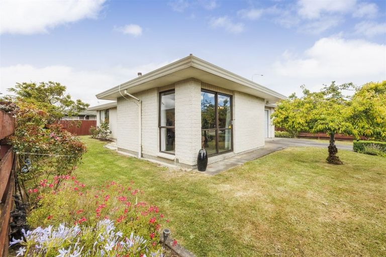 Photo of property in 2b Droylsden Place, Palmerston North, 4410