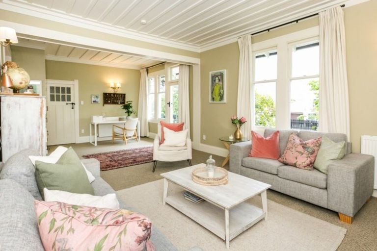 Photo of property in 2 Gillean Street, Havelock North, 4130