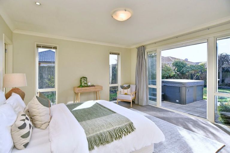 Photo of property in 8 Ross Place, Northwood, Christchurch, 8051