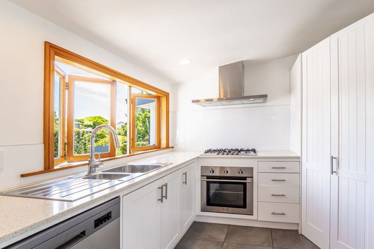 Photo of property in 38 Waiwaka Terrace, Strandon, New Plymouth, 4312