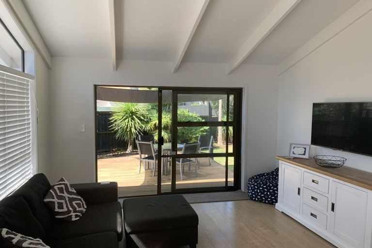 Photo of property in 2/42 Mirrabooka Avenue, Botany Downs, Auckland, 2010